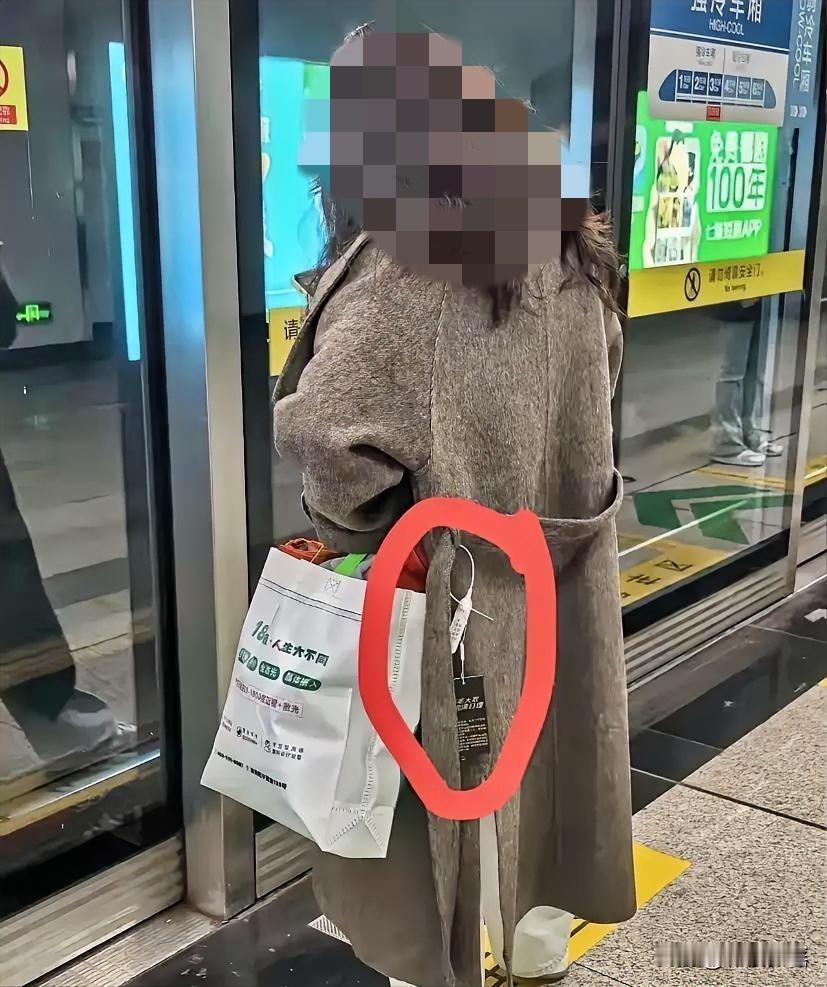 今年双十一出现了不少女子穿着带吊牌衣服的现象，这引发网友探讨双十一到底购物节还是