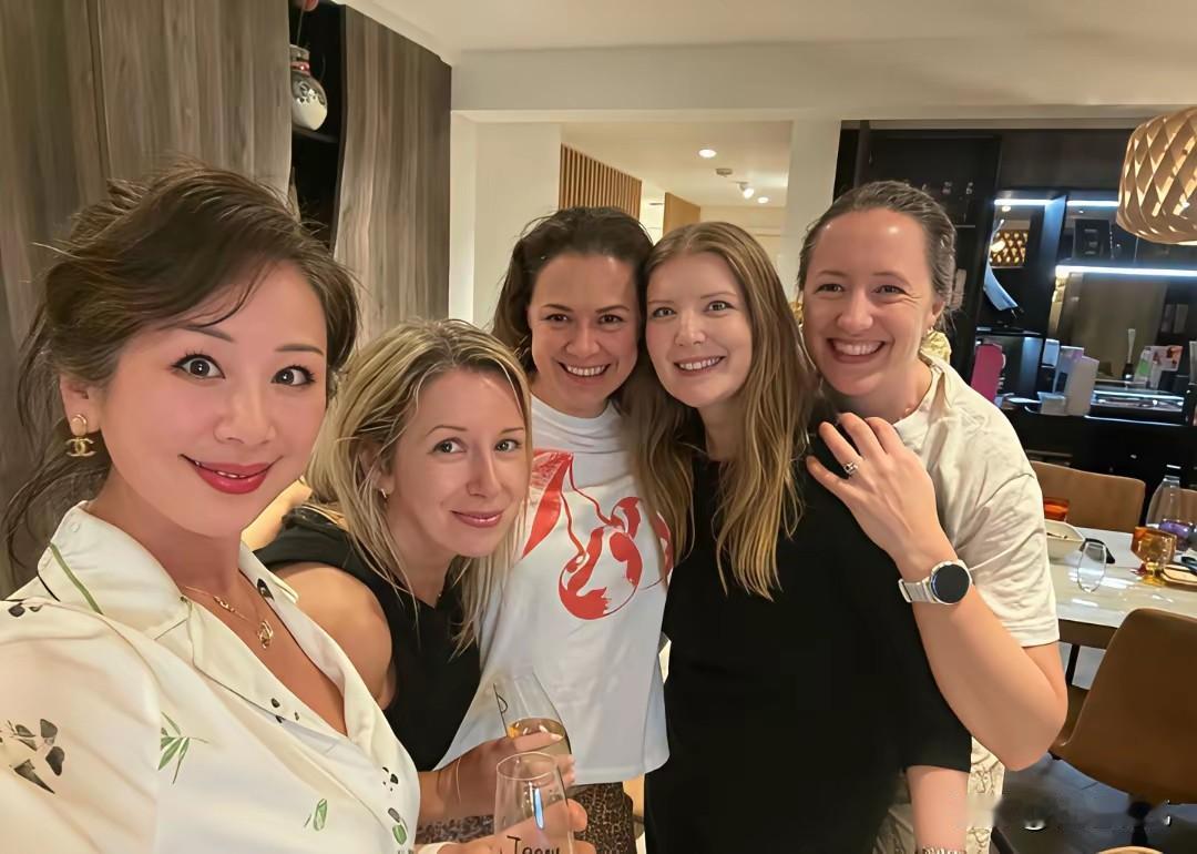 英国陪读妈妈群的睡衣派对甚是happy！就像牢A所说的，在异国他乡真是太无聊了