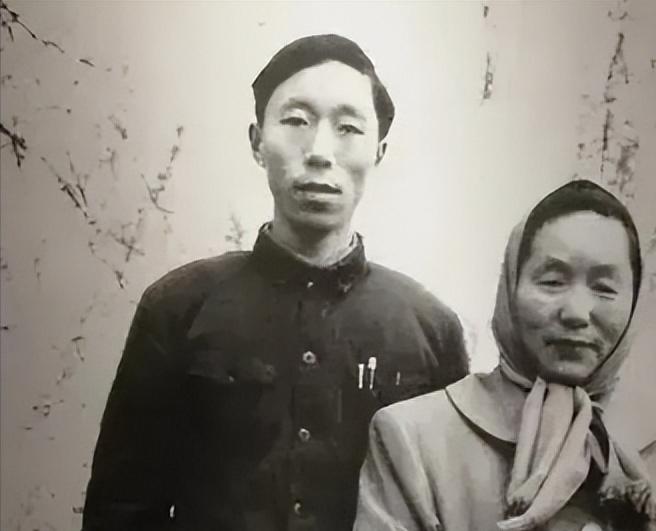 1937年地主扛回昏倒女兵，解开衣襟的瞬间他惊到失语：怀里竟藏着条小生命！那天