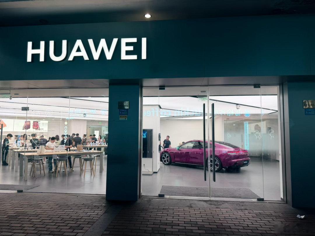 问界撤出鸿蒙智行门店抛开谁作为车型主导不说只看销售端，在华为的店里看车买车和汽车