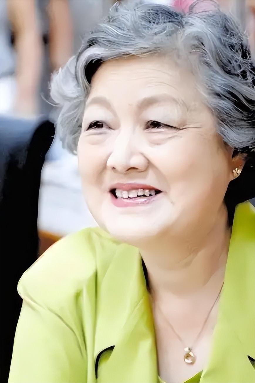 章含之为什么会那么刻薄、自私、冷漠地对待乔冠华的一对儿女乔宗淮、乔松都，为什么后