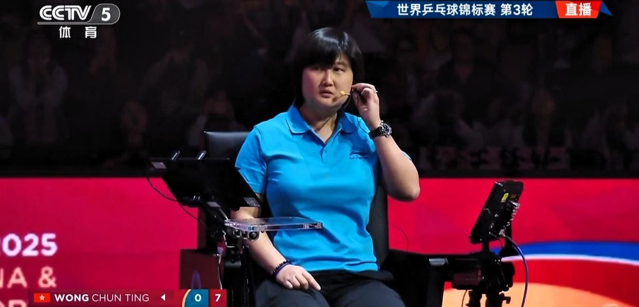 认识这位女裁判吗？这女裁判就是世乒赛时不准莎莎看回放的那位！这次又使劲对着王
