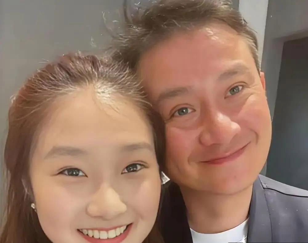 文章和马伊琍离婚7年，竟给全中国离异夫妻上了一堂最狠的体面课。17岁大女儿放假，刚晒完跟老爸头贴头下