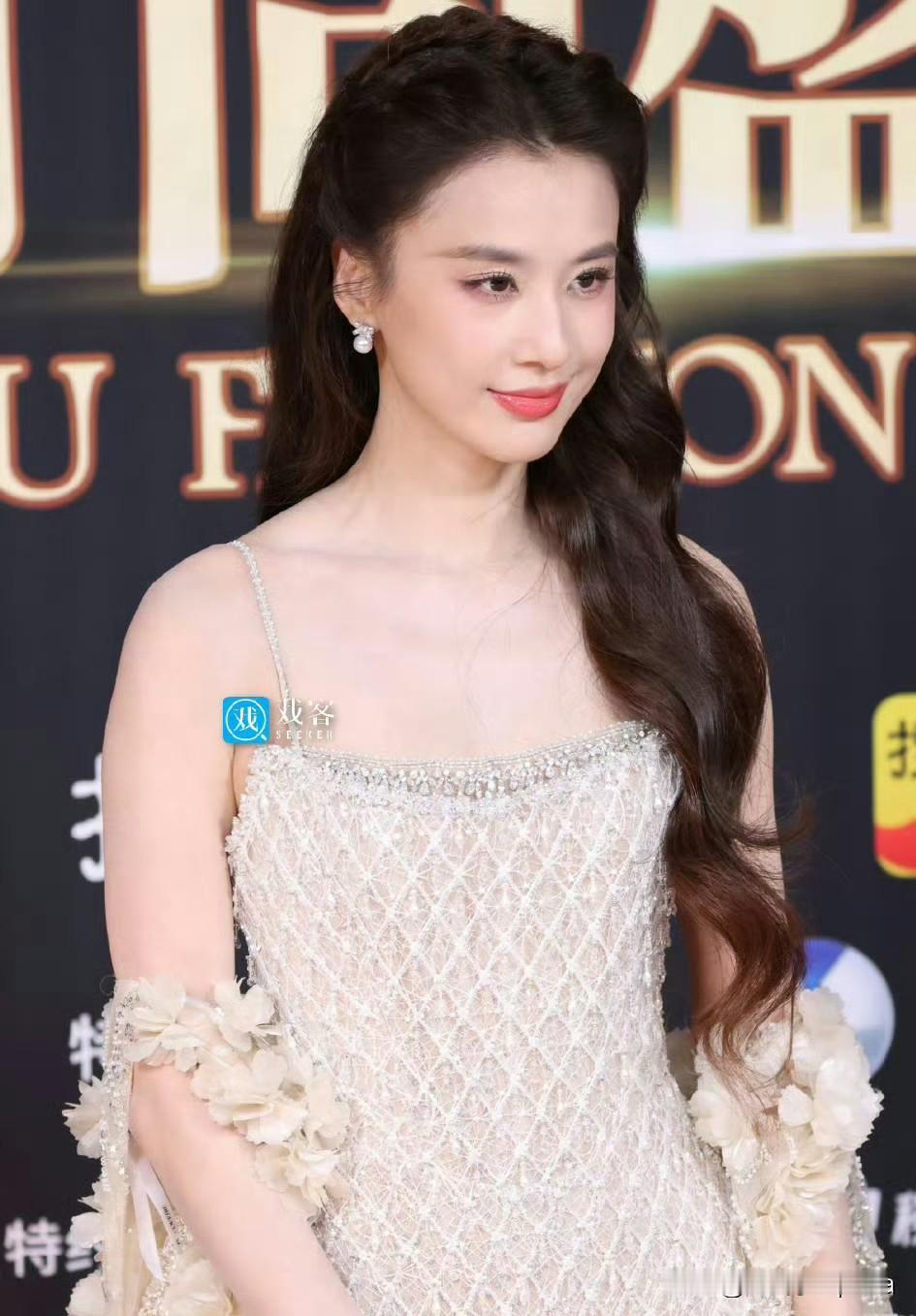 42岁的黄圣依这状态怎么样？脸上紧致饱满，身材线条一点没松，整个人精气神十足，