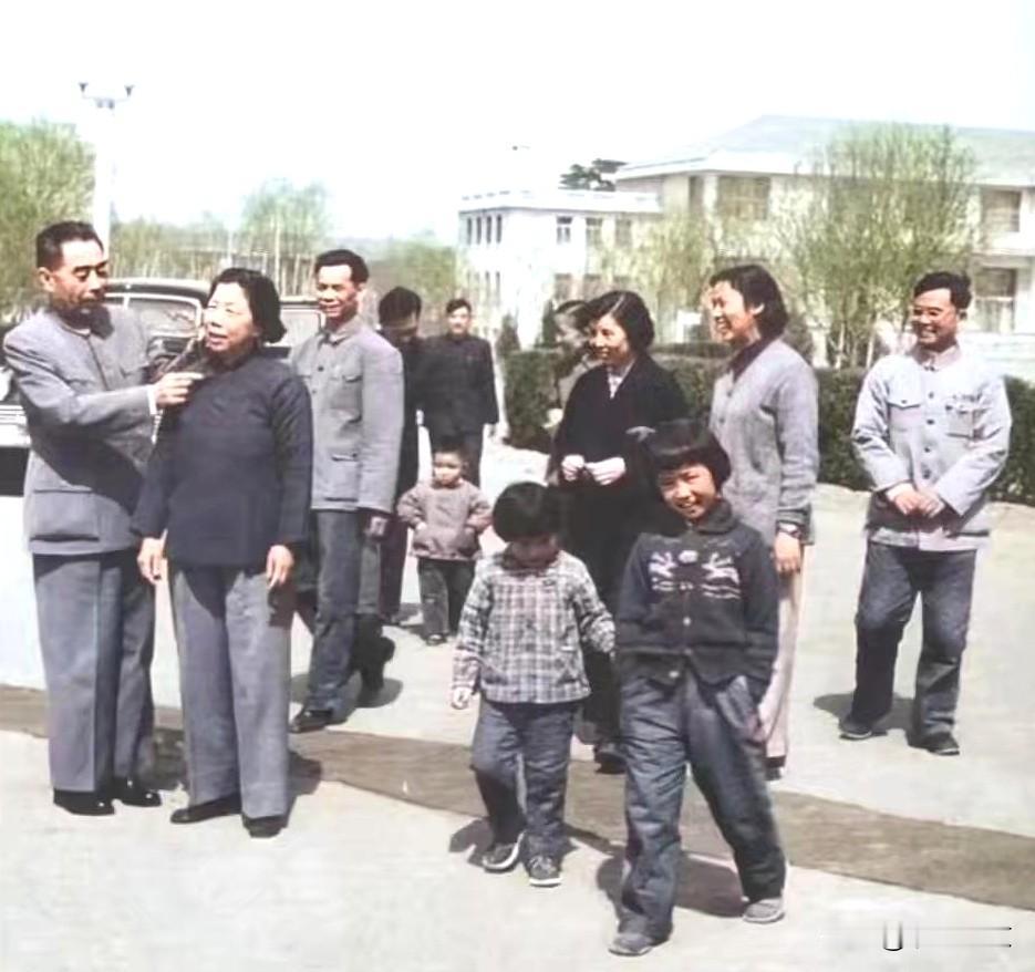 50年代，周恩来总理与邓颖超在中南海的同框，被摄影机记下来了​​​