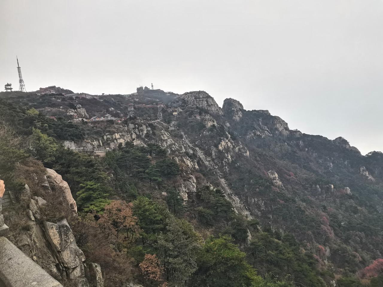 下周准备买只银行股,朋友和我说:银行股稳定,不会退市,长期持有还可以分红。我