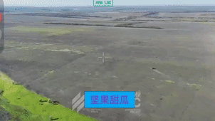 乌克兰的孤注一掷，学习中东恐怖分子。一辆改装的BTR-60装甲运兵车装载着炸药，