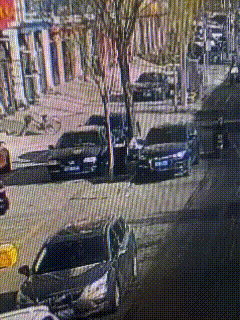 这次真的是开门杀啊。4月15日8点左右，山西大同，男子遭遇开门杀，倒地又遭碾压