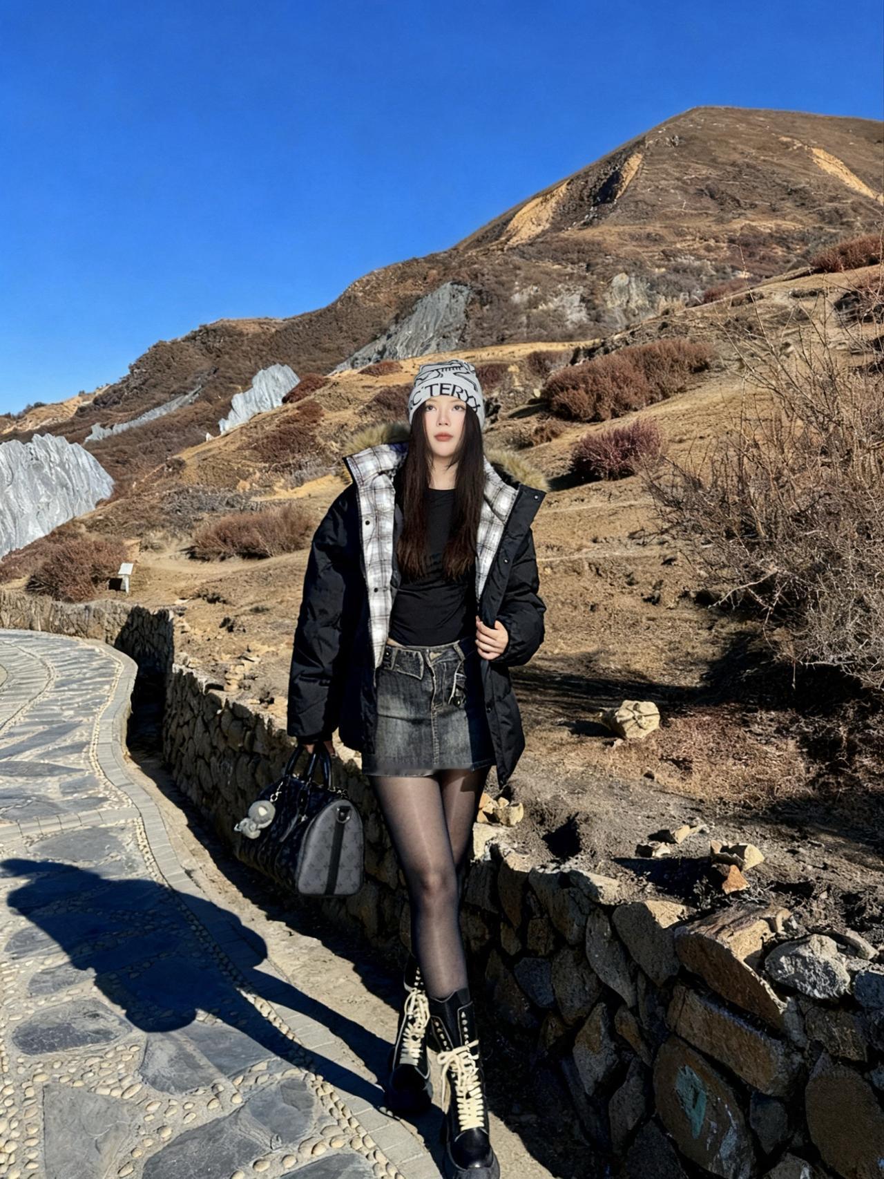 这件外套搭配黑丝美翻啦🥹🥰|||这件带毛领的黑外套真的绝了！版型宽松不臃肿