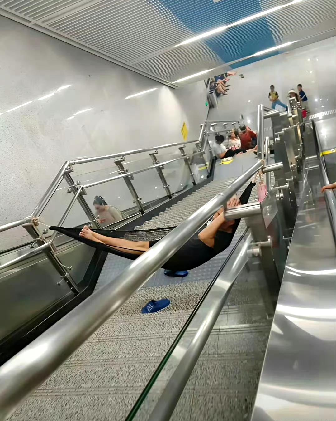 某地地铁站，这样蹭空调就过分了！😒​​​​