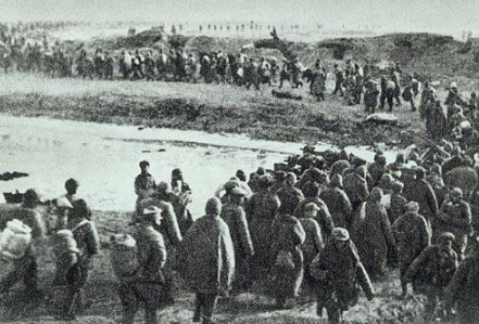 1945年，日本投降，但盐城的伪军军长却不肯向新四军投降，一直拖到了11月，他才