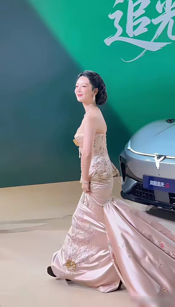 别再说杨紫那件高定丑了，人家压根就没得选。都说品牌方给了三件顶级仙裙让她挑，她