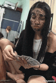 今天跟媳妇斗地主谁输了脸上就画一道,刚玩一会他就这样了!