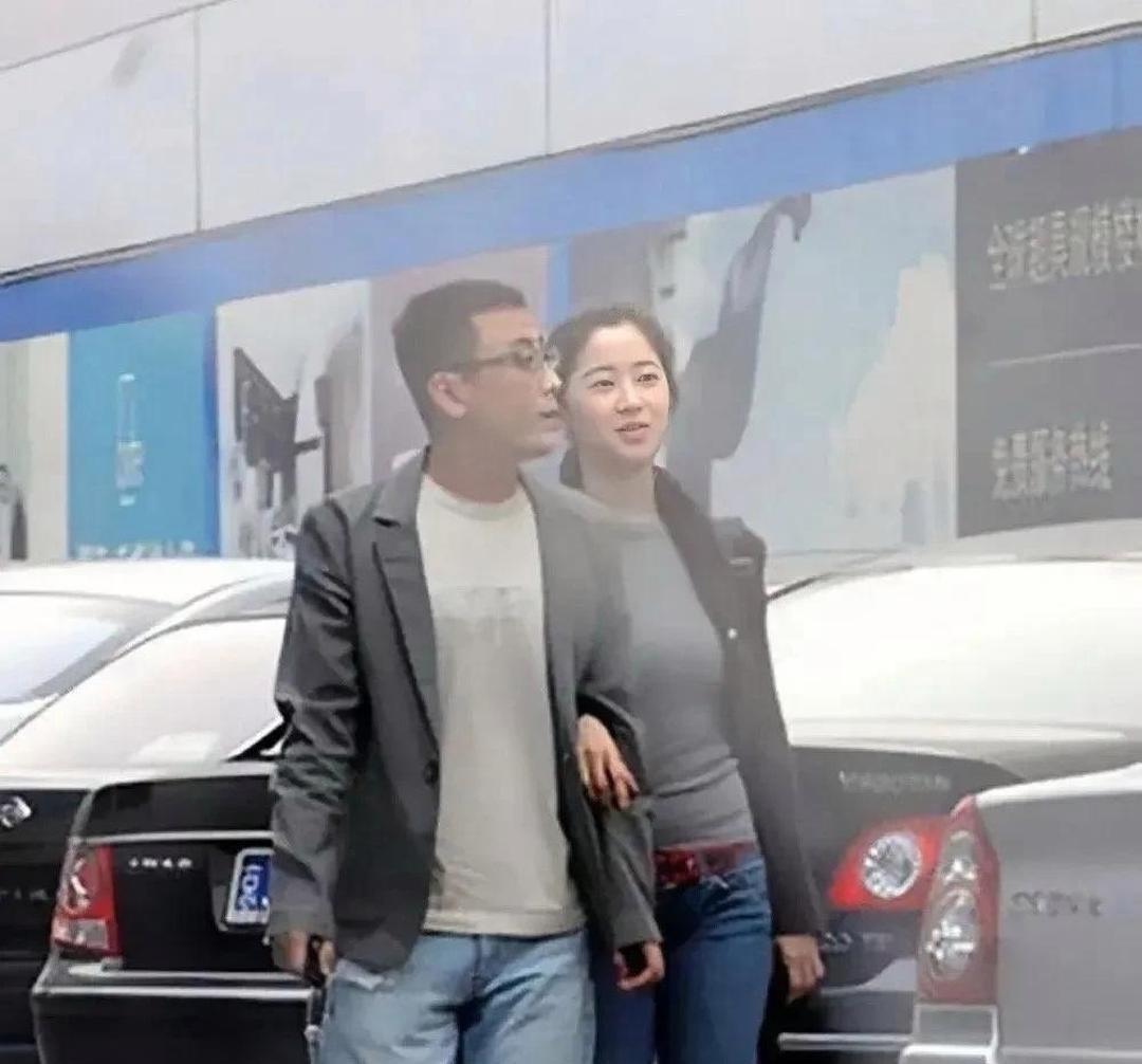 2009年，窦文涛与绯闻女友王倩倩牵手现身北京街头时的一幕，王倩倩曾经获得200