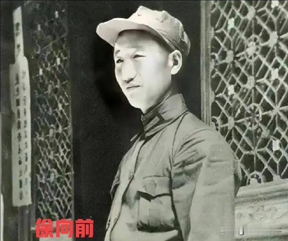 1948年9月，"光杆司令"徐向前到西柏坡参加中央会议。毛主席说："你们还不到6