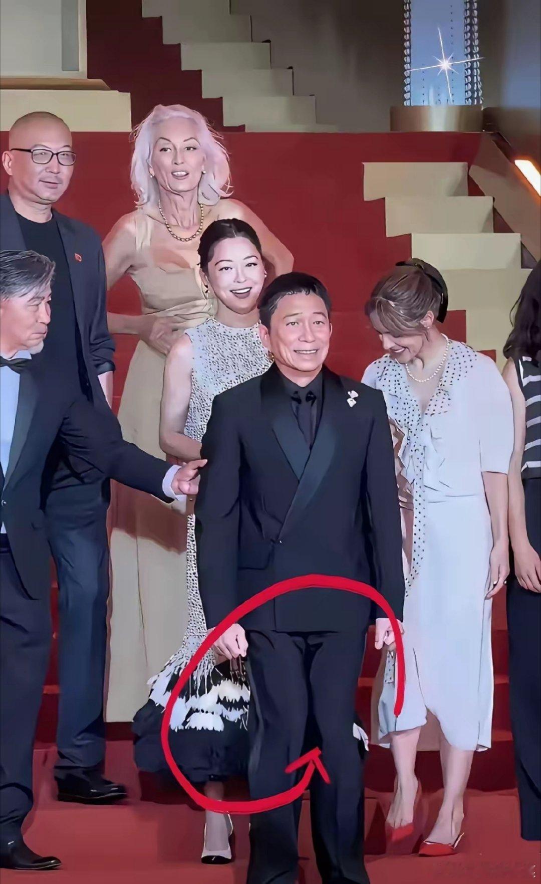 梁朝伟到底是社恐不社恐呢？刘嘉玲说他社恐，他在公开场合没有刘嘉玲，他也是社恐。但是向太前面接受访谈时