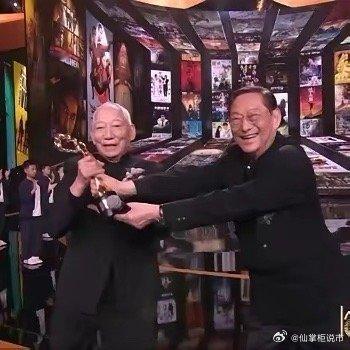 今晚北影节闭幕式上，袁和平获得终身成就奖走，最让人意想不到就是导演吴思远的出现吧