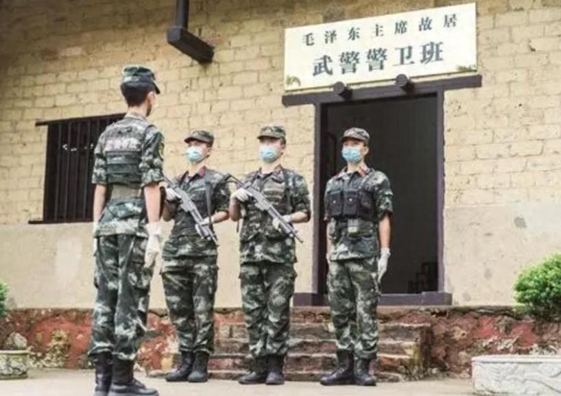 军迷中流传一句话，“北有国旗班，南有故居班”。毛主席故居武警警卫班，被誉为“天
