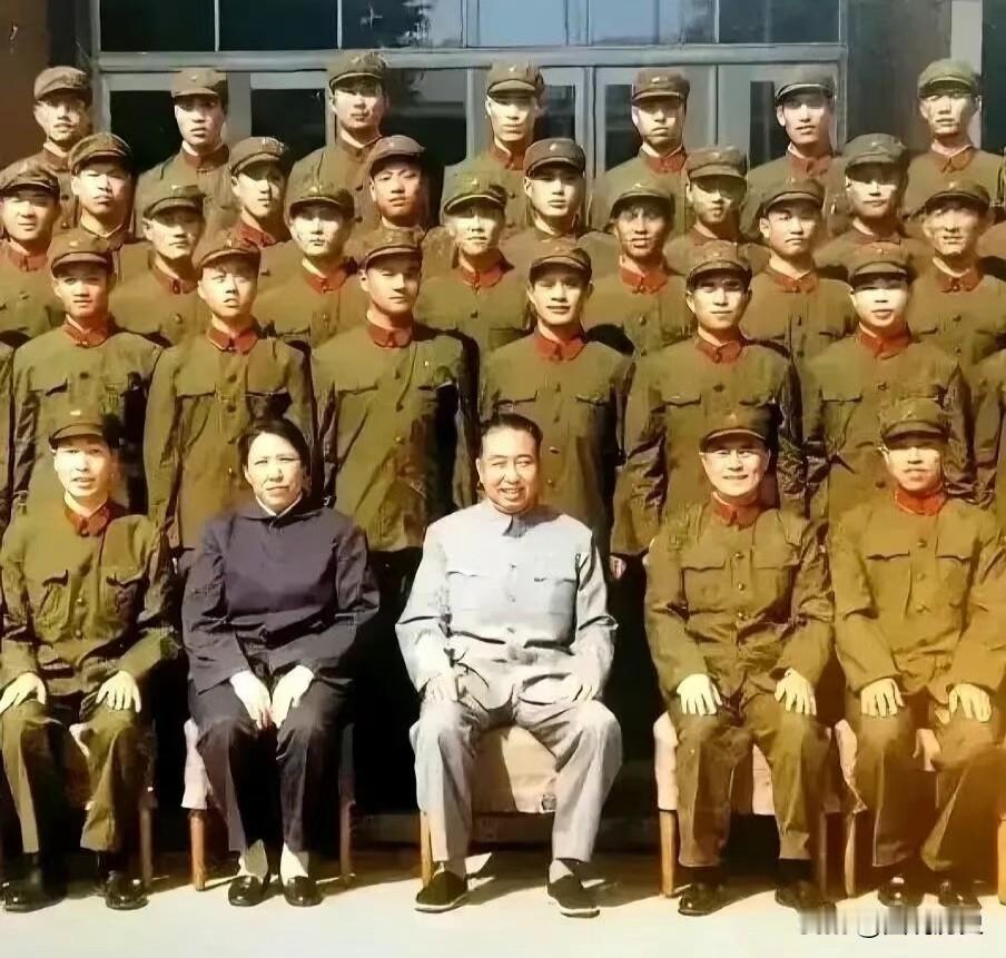 你听过8341部队么？1977年4月12日，身为新一代领袖的华国锋同志，和8