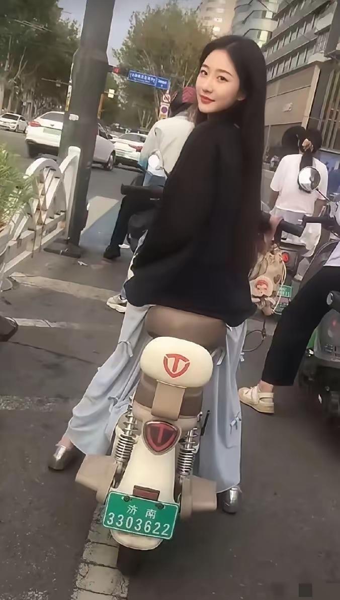 这一回眸，你有没有心动的感觉？此时此刻你会有啥想法？想不想认识呢？