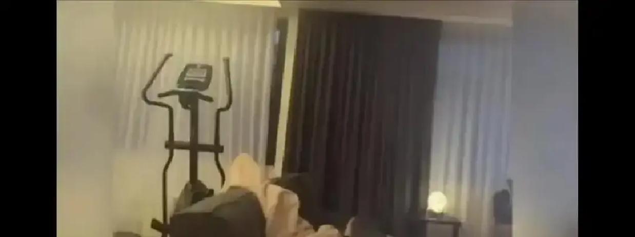 8万袋酸辣粉3小时卖空汪小菲老婆直播，把镜头对准熟睡的老公，弹幕瞬间炸锅。