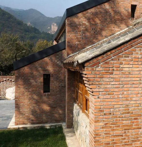 邻居张叔家的老房子拆了，他蹲在废墟前半天不肯走，摸着那些红砖眼眶都红了：“当年可