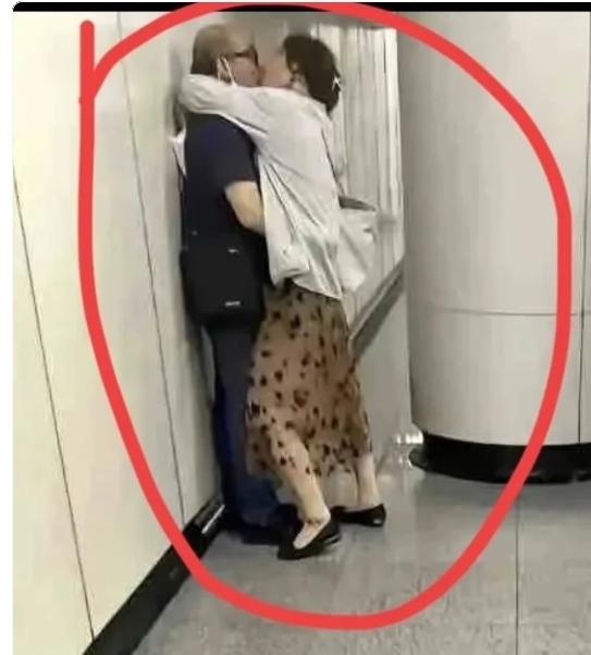 地铁里的那一幕：感情再深，也别弄丢了分寸地铁车厢里，无意间撞见一幕，两位中