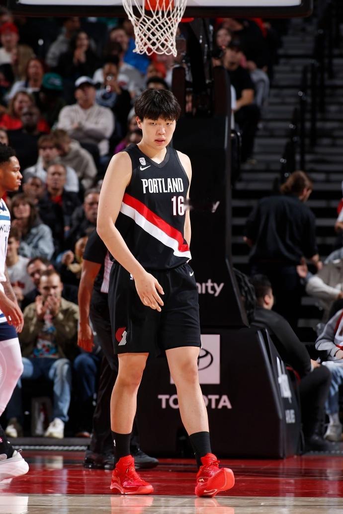 杨瀚森NBA首秀：出场5分16秒，2分1篮板1犯规，罚球2中2，被隔扣1次，获得