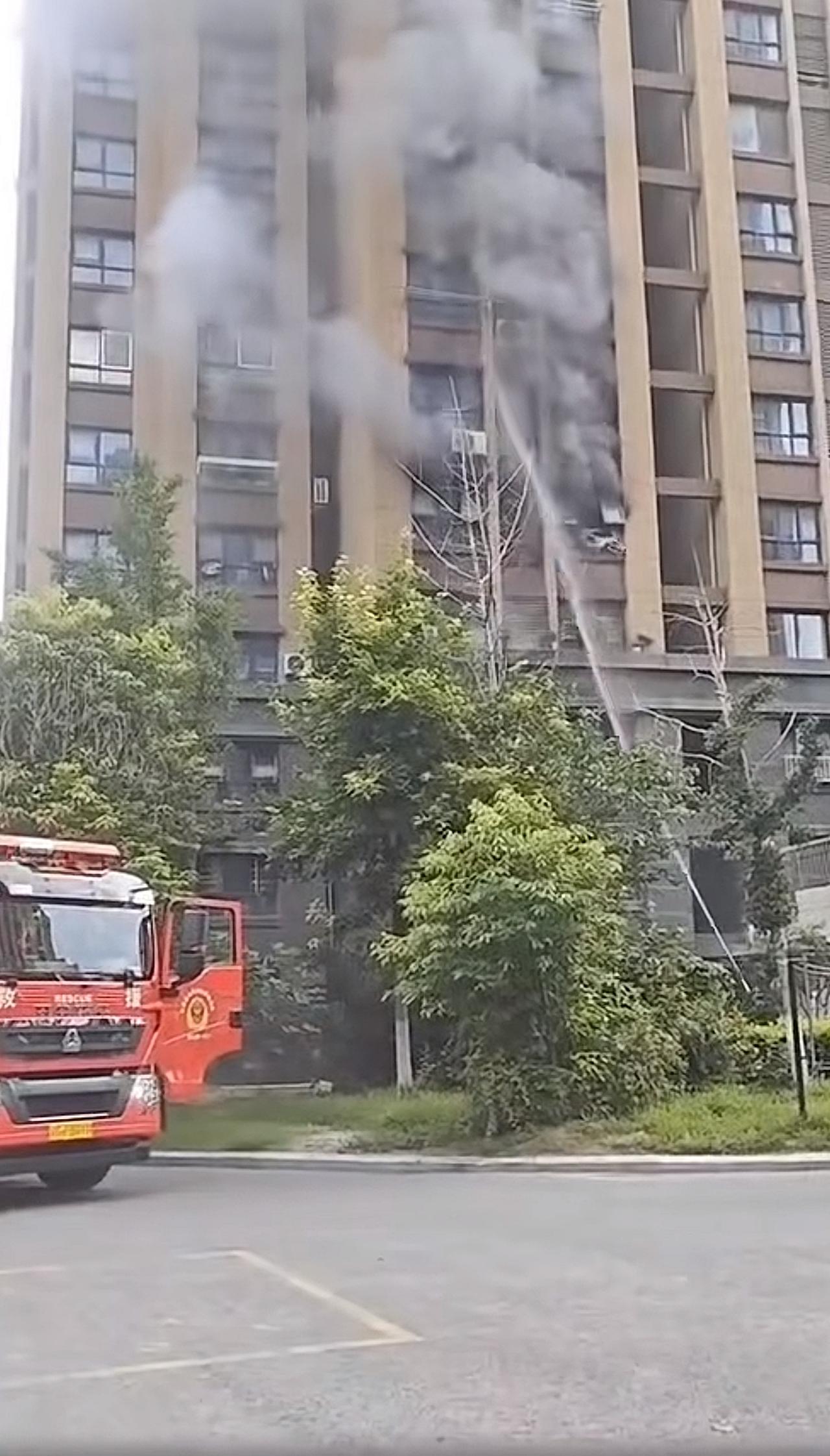 连云港火灾丈夫大喊不要喷水，说实话，我原以为火灾发生时，只有母女在家里呢，原来女