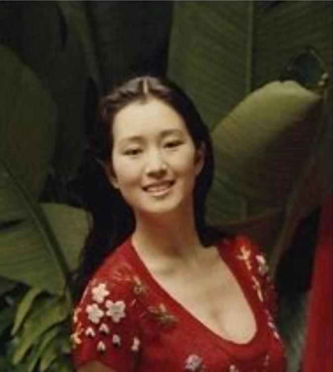 1987年，张艺谋筹拍《红高粱》，女主选了“丰乳肥臀”的史可。可巩俐也想出演，于