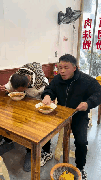 像这样的朋友，尽快离开，越早越好。男子和朋友一起出去吃饭，吃完饭，男子准备付钱。