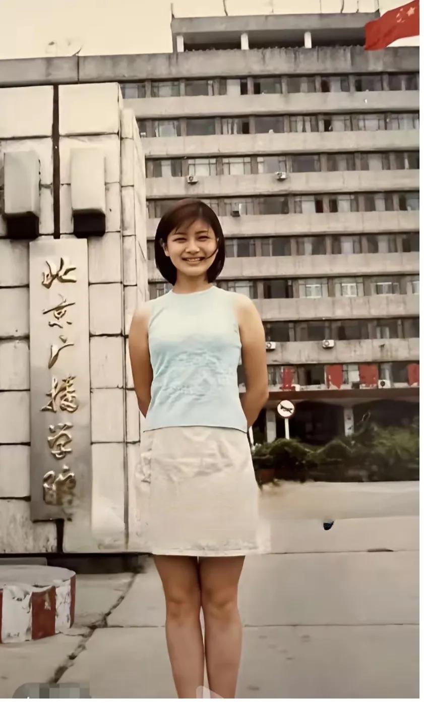 当年青春靓丽的胡可在母校北京广播学院门前的一张照片，胡可不仅演技好，主持能力也很