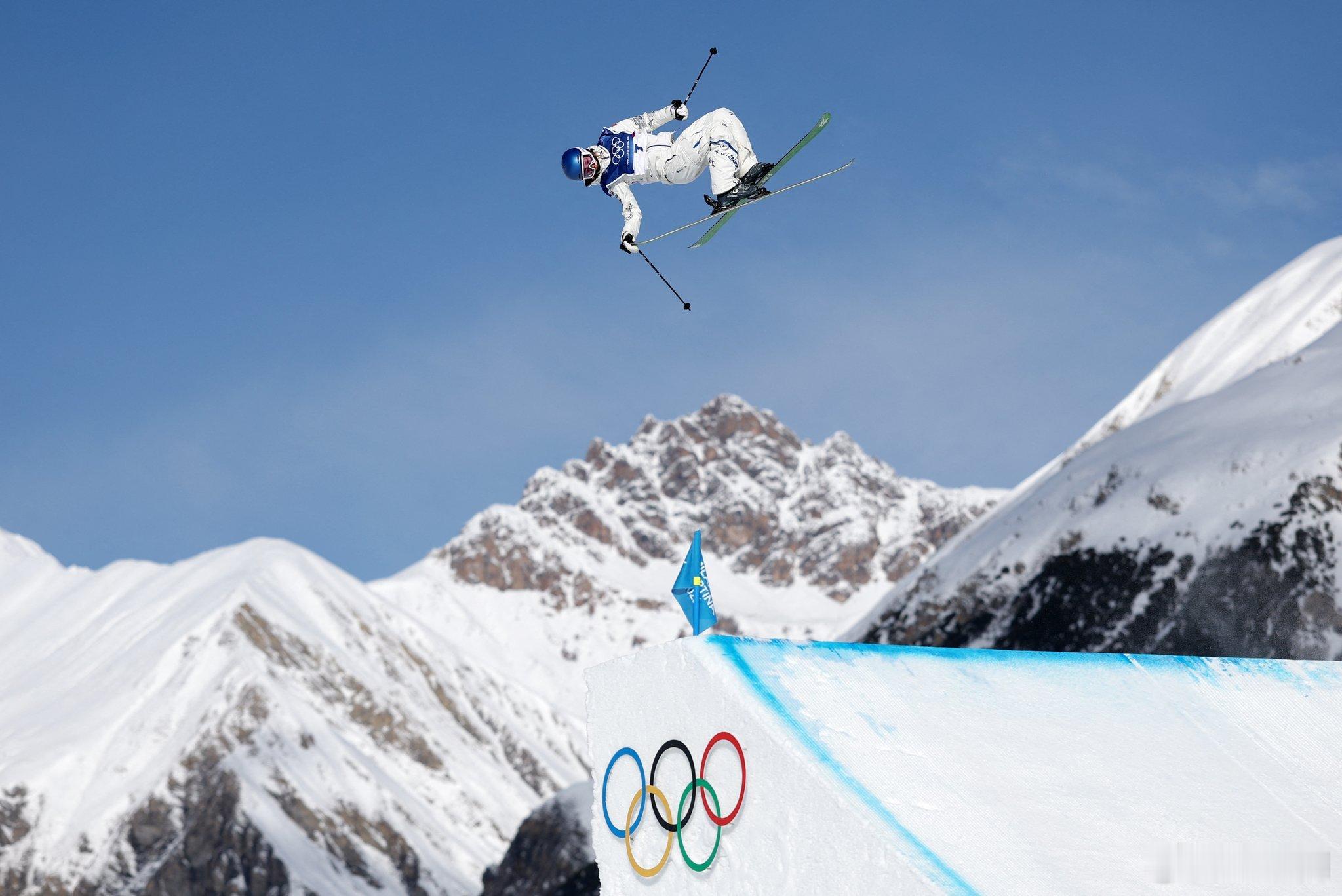英国王室🇬🇧2月9日，安妮长公主为自由式滑雪女子坡面障碍技巧决赛的银牌🥈