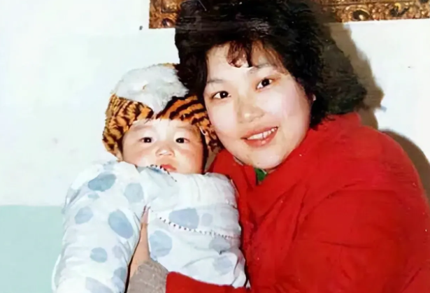 1988年，武汉一女教师，新婚后不久怀孕。不料，当孩子出生后，丈夫竟脸色大变说：
