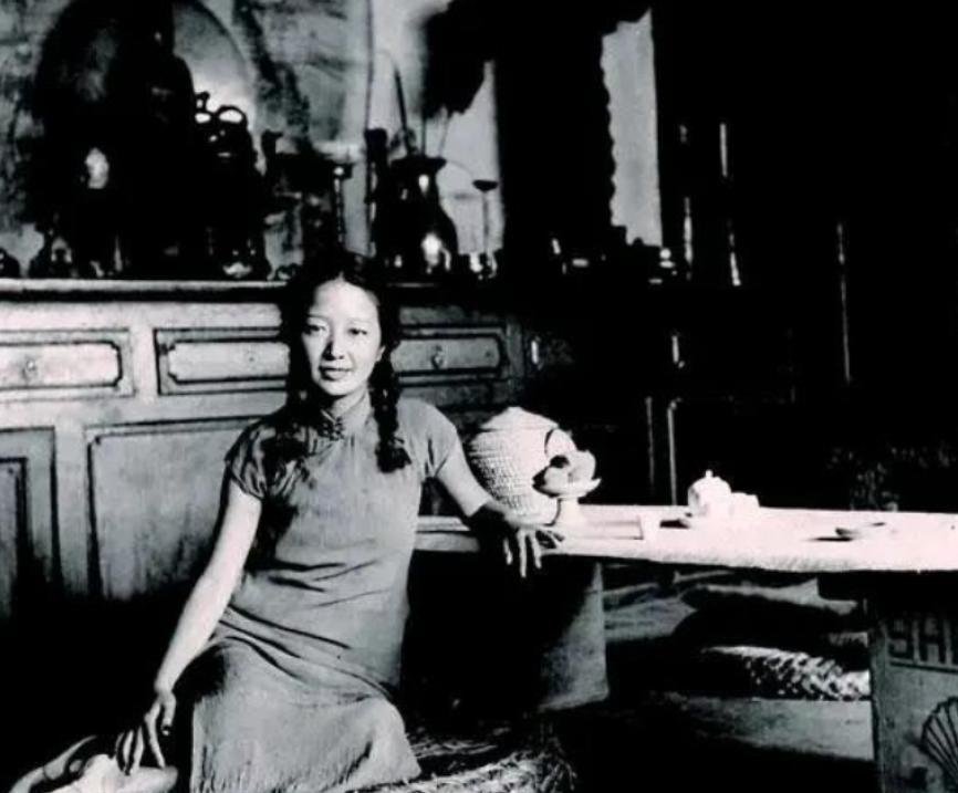 1934年才女苏青新婚夜，撞见丈夫和表嫂亲热，她装作若无其事，婚后接连生了5个孩