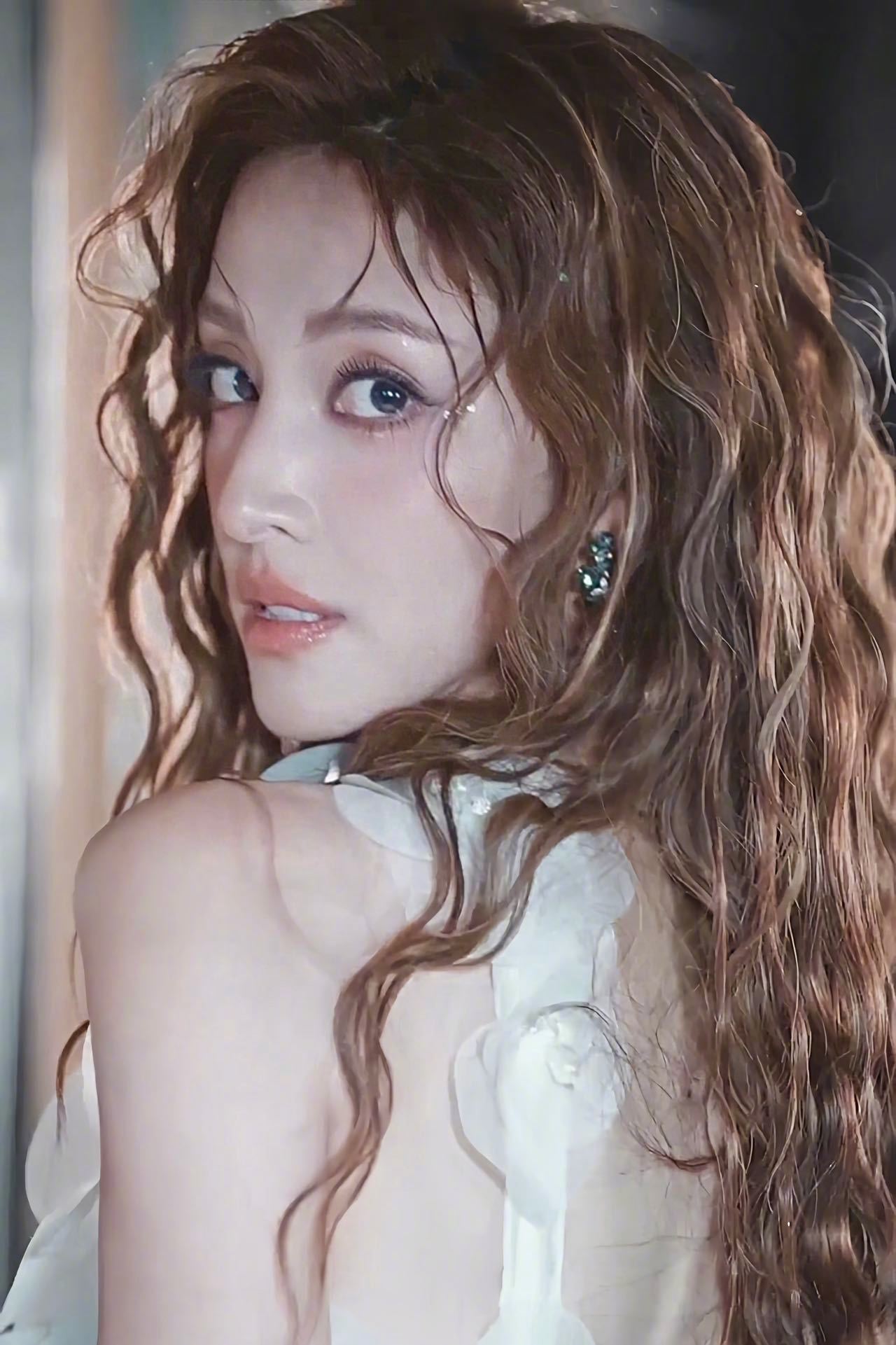 陈凯琳好会唱陈凯琳早该出来营业了一公舞台上的陈凯琳真的太亮眼了！坐在那里如公主