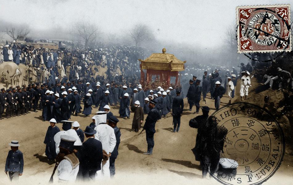 1909年3月，光绪帝（爱新觉罗·载湉）的灵柩奉移至河北省易县清西陵附近。画面