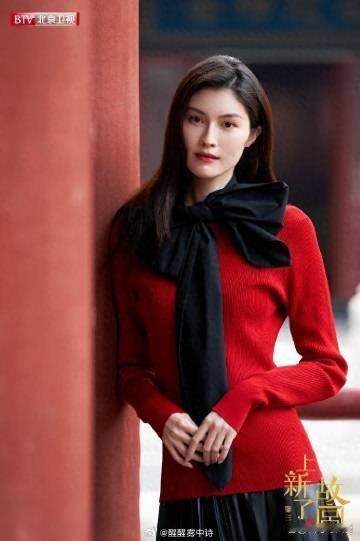 何穗故宫写真大片，一袭红衣，古典冷艳，尽显东方美人之韵味