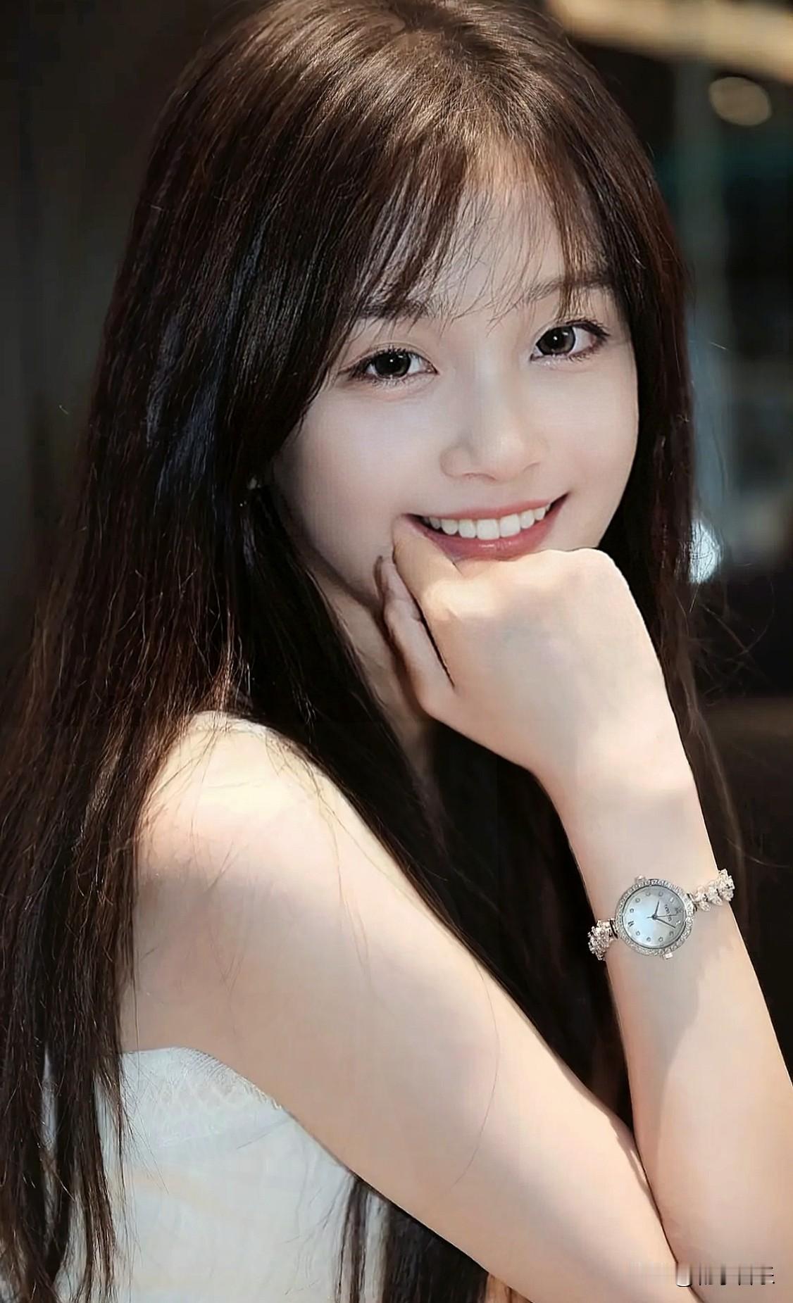 甜美自拍，温柔微笑，白色蕾丝裙，时尚配饰，元气满满的一天！🌟💖～今日分享随手