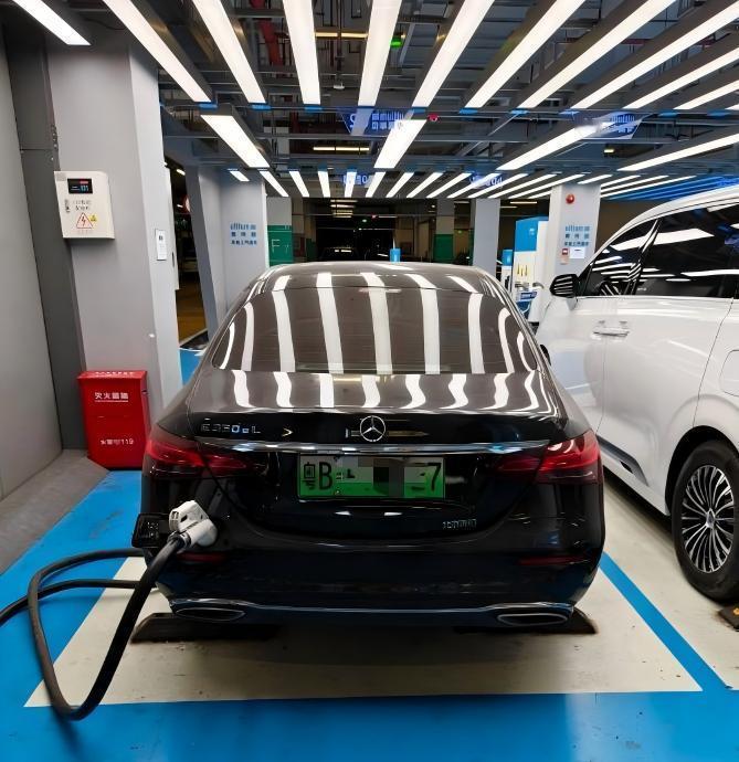 这设计绝了~~左屁股快充，右屁股慢充~这要是追个尾，牺牲快充性能呢还是慢充性能呢