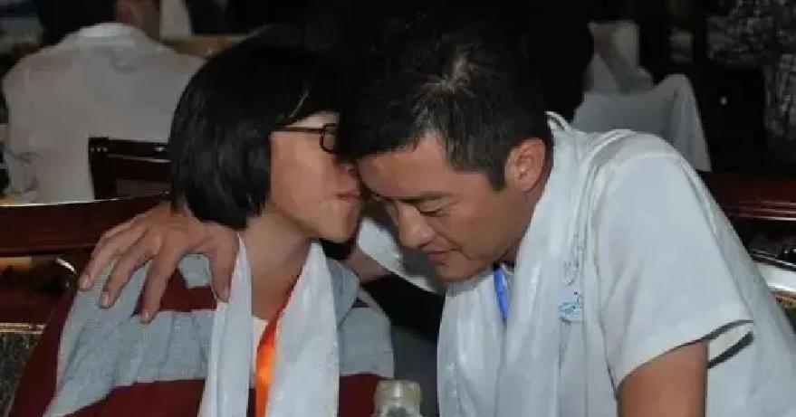 窦靖童生日发博喊李亚鹏“最好的爸爸”，配图俩人贴肩笑。她亲爹窦唯这些年几乎隐身