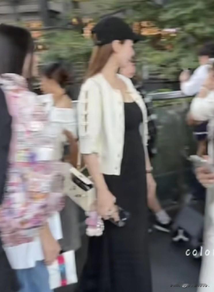 马筱梅的肚子已经不小了，到现在人家也没有正面回应是否怀孕。