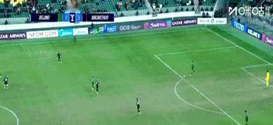 中国足球最深的伤疤，不是被进球，而是自己把刀递过去。昨晚对泰国，蒋光太那次解围