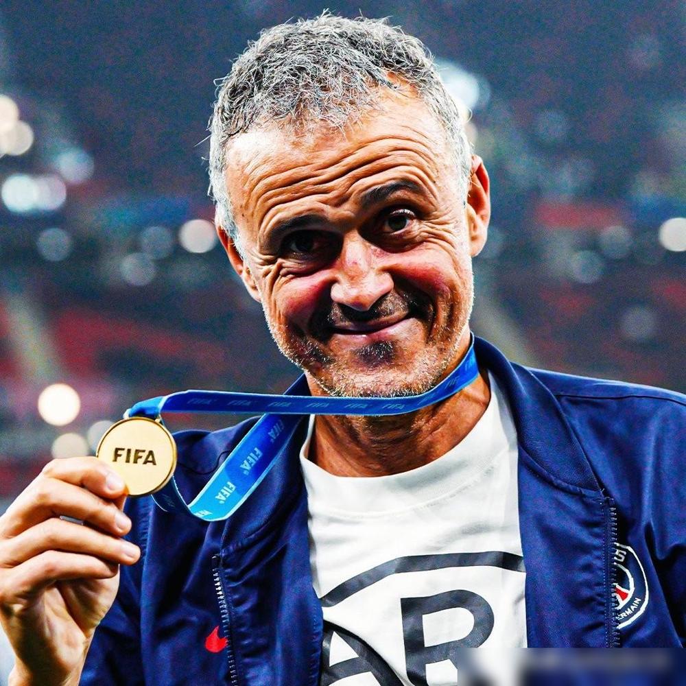 巴黎圣日耳曼正在认真考虑向主教练恩里克提供一份令人梦寐以求的合同，而这将是足球史