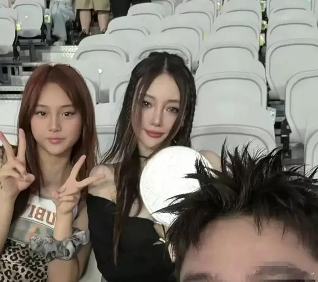 甜馨和妈妈李小璐美貌惊人​​​
