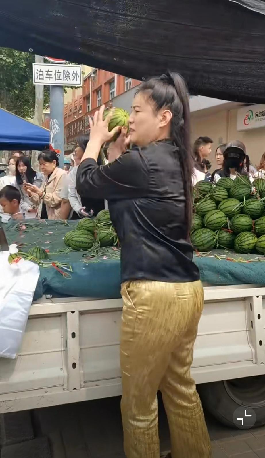 女子买的西瓜没熟，回去找商家退款，老板却要求她证明瓜是在他这儿买的。就算拿出付款