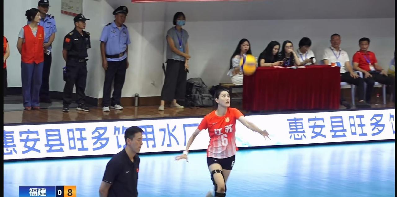 刁琳宇的腿怎么这么严重啊[哭哭][哭哭]右腿上全都是绷带，还带的有护具！左腿上也