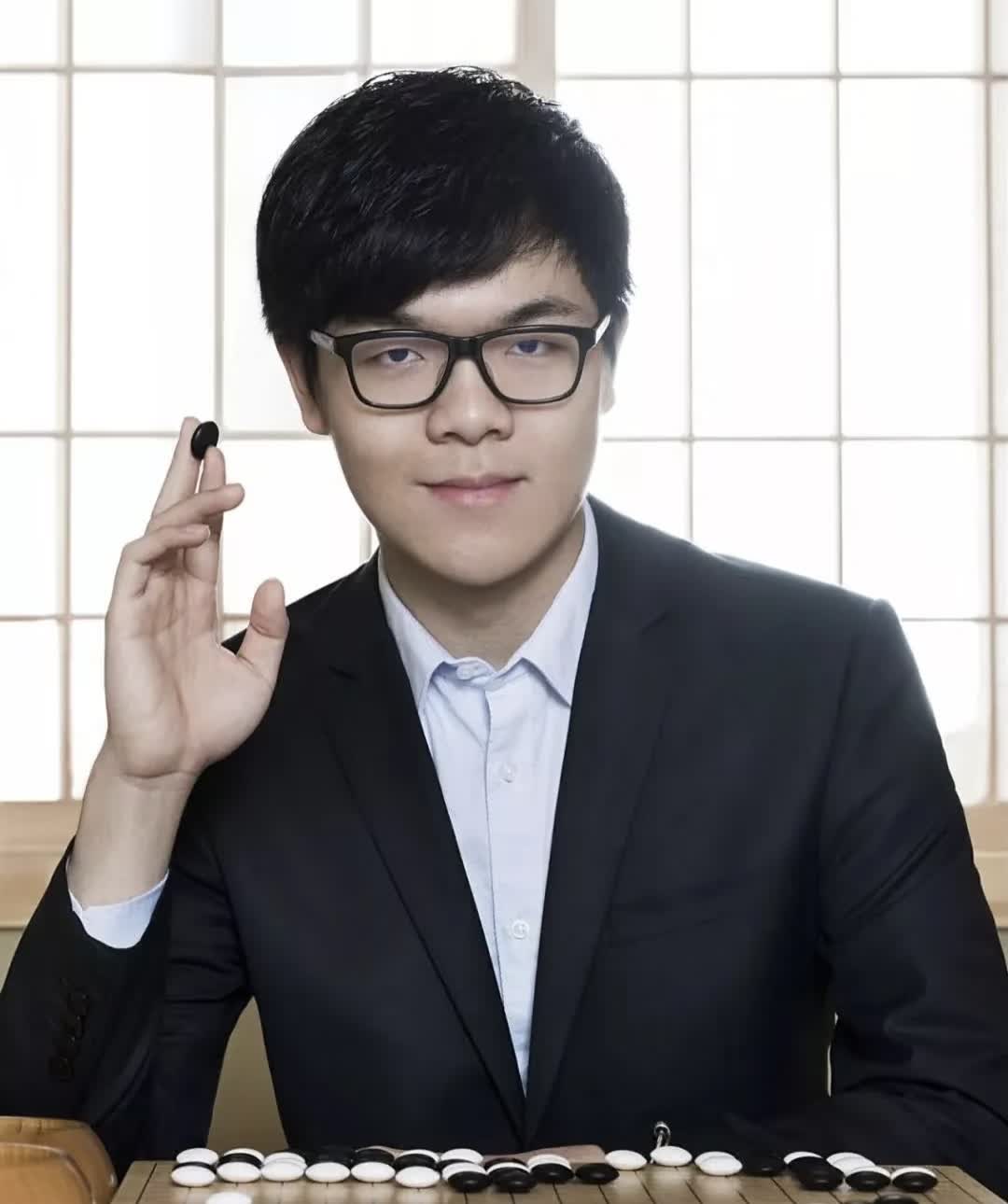 柯洁是中国著名围棋职业棋手，曾多次获得世界冠军，有“八冠王”之称。2025年5