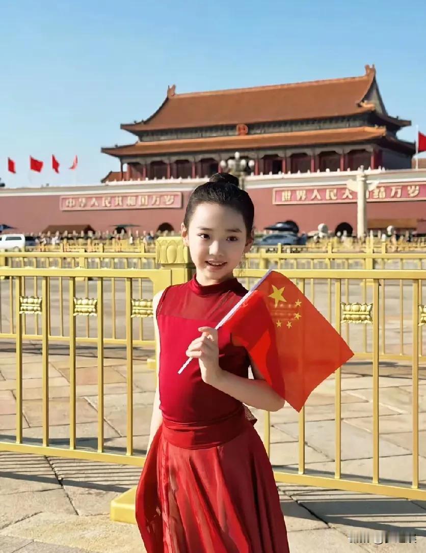 高舒乔，小姑娘不简单啊，从小出生在蜜罐里面的宝宝，她自信阳光，大方得体，虽然爸爸