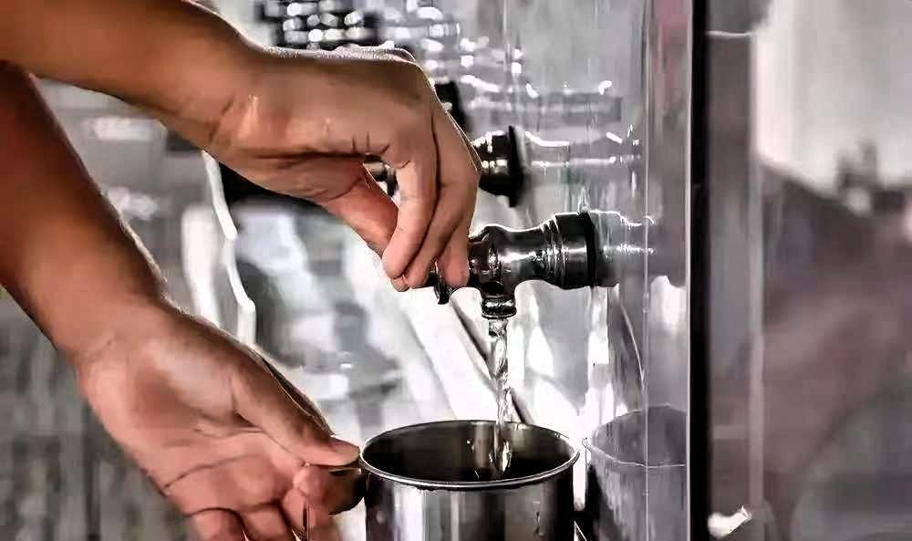 果然事教人，一教就会！福建泉州学生喝热水计费后续来了，学校已停止收费，并非主动